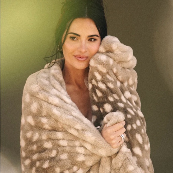 Lola Blankets Other - Lola Blankets/Plush Faux Fur Blanket/Throw/Size L/Tan/Cream/NEW! SEALED/NIB!